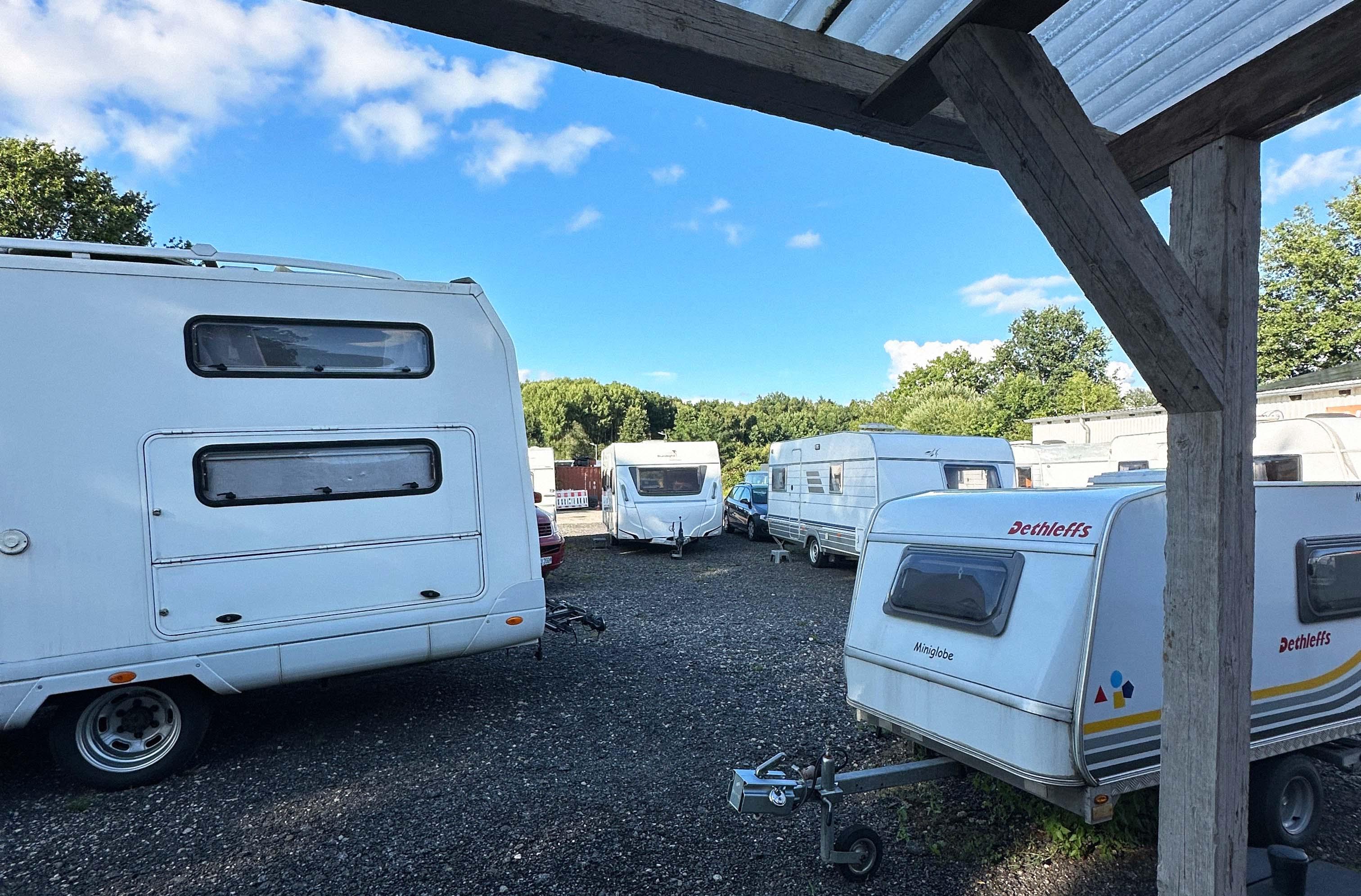 Wohnwagen und Wohnmobile auf dem Hof von Caravan Handel Heinrich